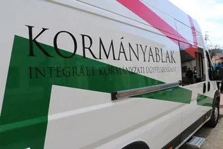 Kormányablak-busz érkezik Bakonyszentlászlóra borítóképe