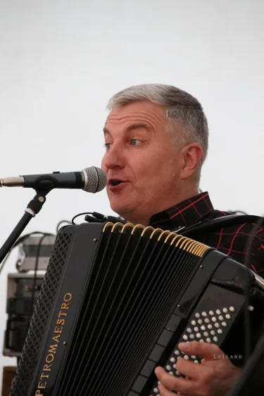 Mozog a falu!
