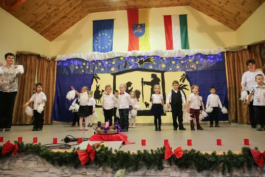 'Falukarácsony' cikk borítóképe