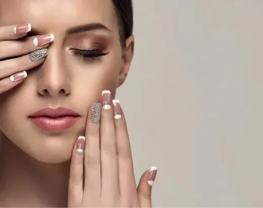 'Kozmetikus, kézápoló és műkörömépítő' cikk borítóképe